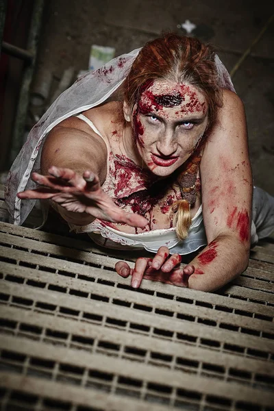 Rothaarige Zombie Braut Auf Der Treppe — Stock Photo, Image
