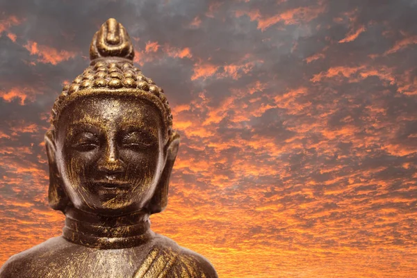 Buddha Μπροστά Από Τον Ουρανό Σύννεφα Στο Ηλιοβασίλεμα — Φωτογραφία Αρχείου