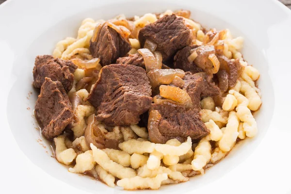 Gulasch Lök Och Spaetzle Tallrik — Stockfoto