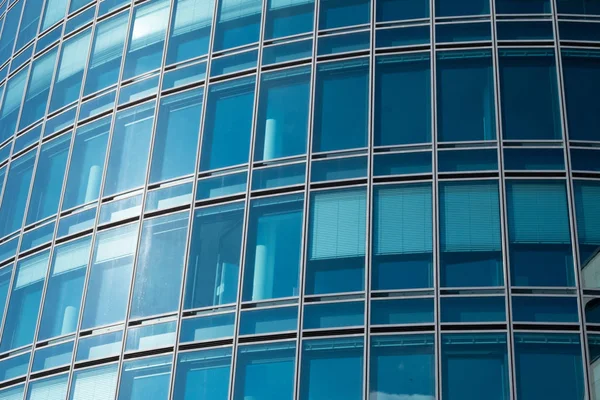 Edificio Uffici Con Finestre Blu Persiane — Foto Stock