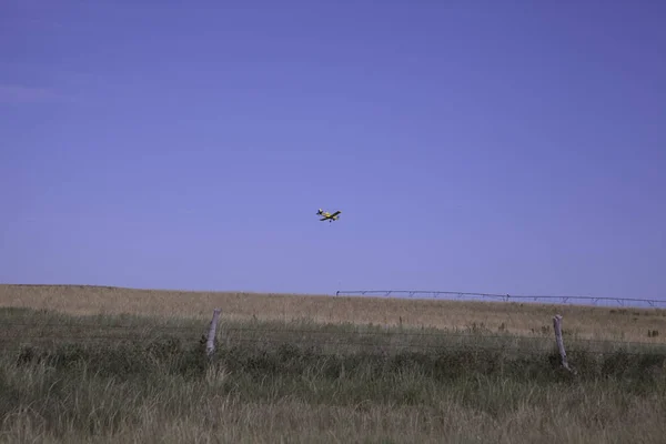 Avión Carga Cultivos Que Vuela Sobre Campo Texas — Foto de Stock
