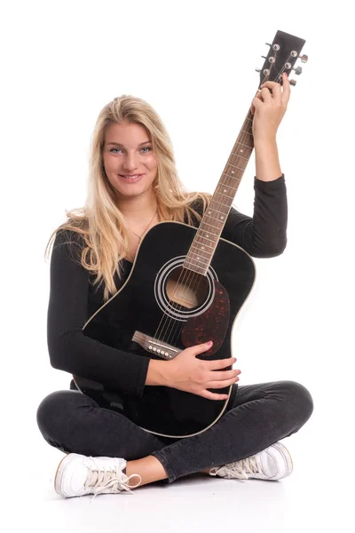 Menina Loira Bonita Sentada Assento Alfaiate Tocando Guitarra — Fotografia de Stock