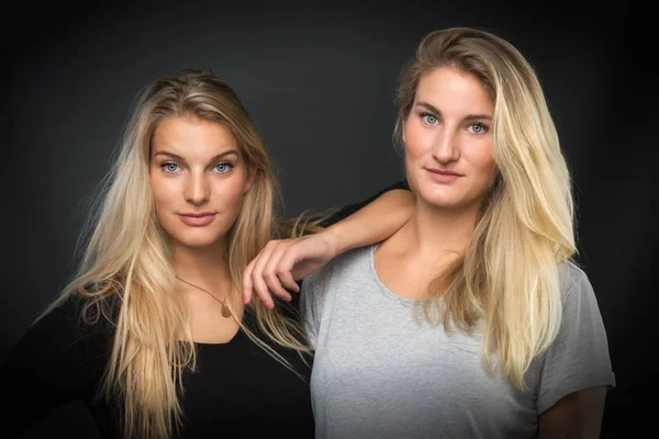 Atraktivní Blond Mladá Dívka Portrétu — Stock fotografie