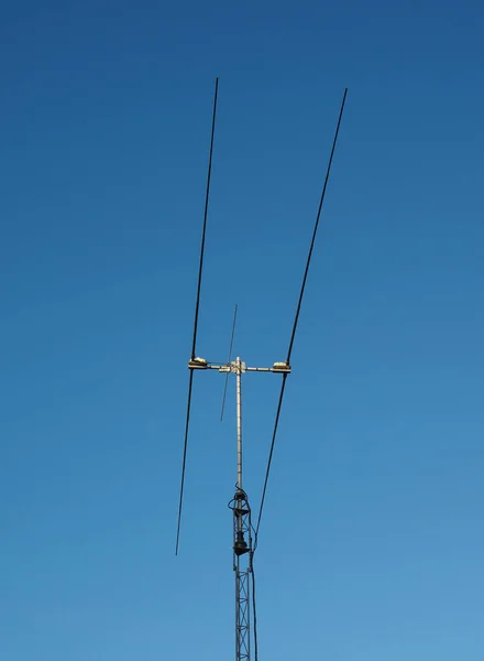 Vzdušná Nebo Anténa Pro Rádiovou Komunikaci Přes Modrou Oblohu — Stock fotografie