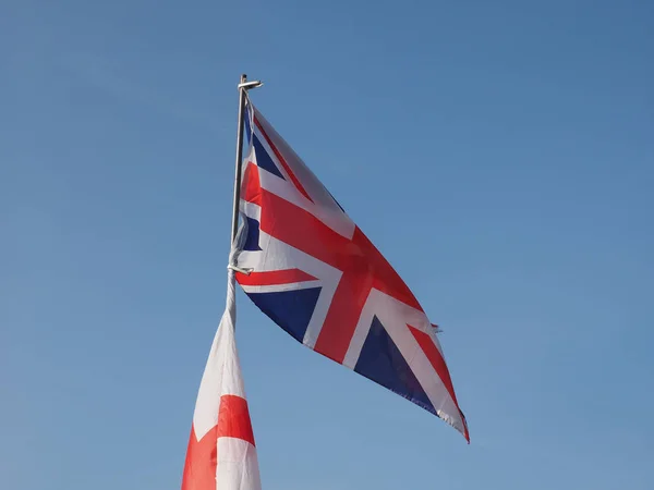 Britse Nationale Vlag Van Verenigd Koninkrijk Boven Blauwe Lucht — Stockfoto