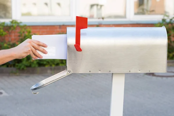 Крупный План Удалению Жёлтых Писем Почтового Ящика — стоковое фото