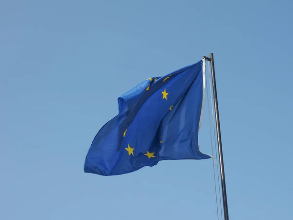 Die Nationalflagge Der Europäischen Union Schwebt Über Dem Blauen Himmel — Stockfoto