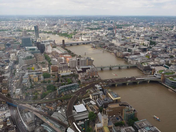 在英国伦敦泰晤士河畔的鸟瞰图 — 图库照片