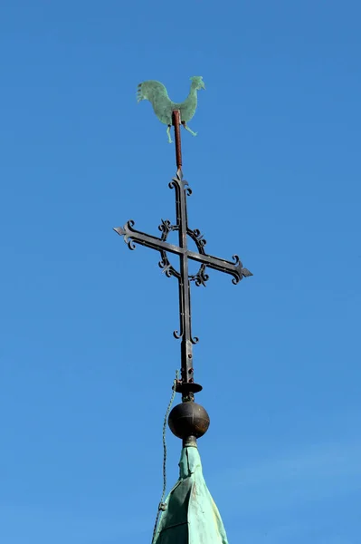 教会の尖塔と十字架とウェザーコック — ストック写真