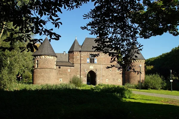 Malowniczy Widok Majestatycznej Średniowiecznej Architektury Zamku — Zdjęcie stockowe