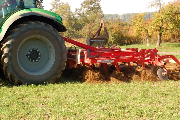 Seorang Petani Sedang Membajak Tanah Dengan Traktor Dan Mesin Bajak — Stok Foto