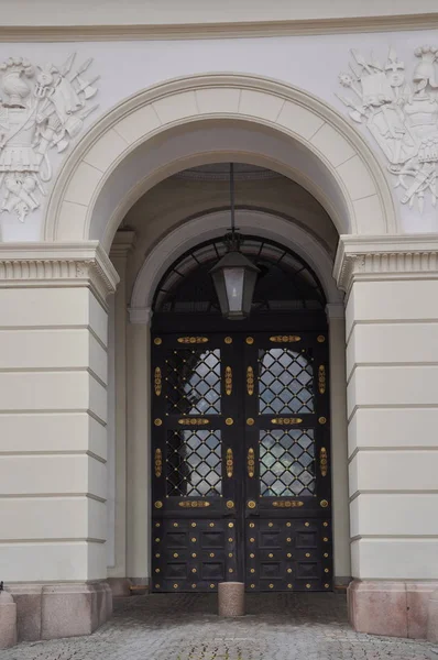 Двері Королівський Замок Лоджія Брама Колонки Замок Нікуди — стокове фото