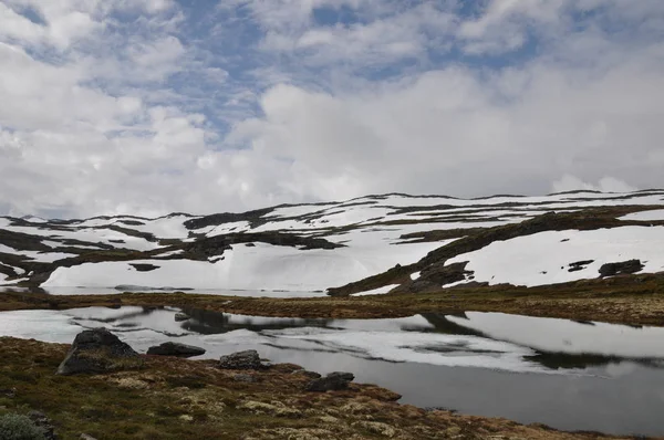 Высокогорье Авроры Переваливает Через Снежную Ледяную Гору — стоковое фото