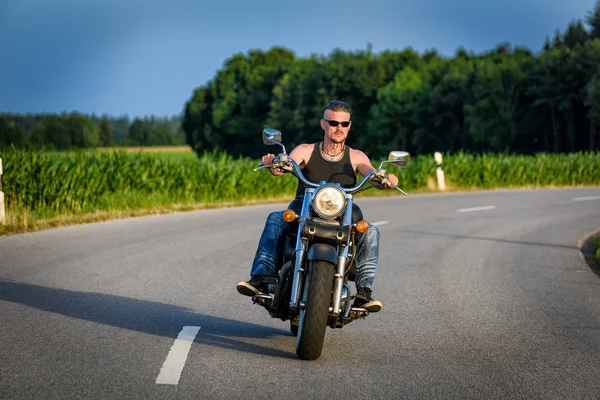 Tuff Kille Med Sparvskägg Undercut Och Blå Jeans Rörelse Vägen — Stockfoto