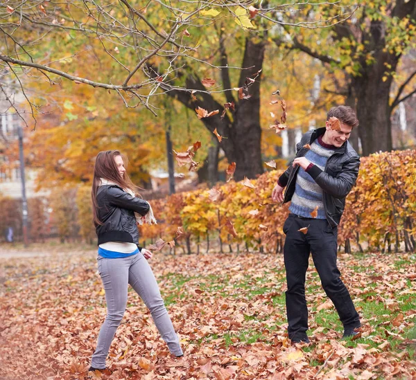 ロマンチックなカップルは秋の街の公園で楽しみを持っています — ストック写真
