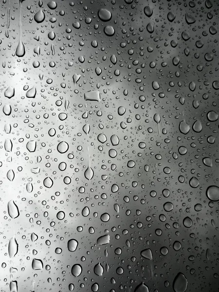 ガラス鏡を背景にした雨水 — ストック写真