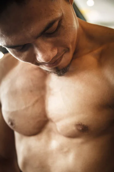 Body Builder Mirando Músculo —  Fotos de Stock