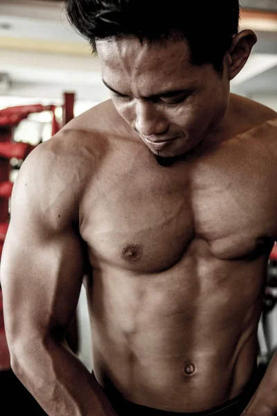 Body Builder Looking His Muscle — Stock Photo, Image