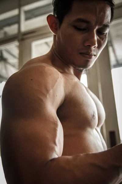 Body Builder Guardando Suo Muscolo — Foto Stock