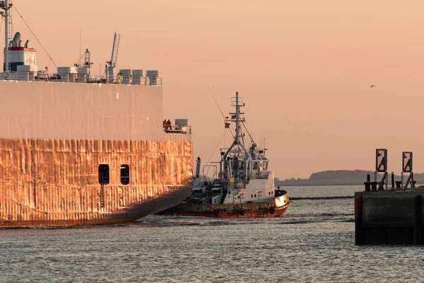 Rimorchiatori Tirare Traghetto Auto Nel Porto — Foto Stock