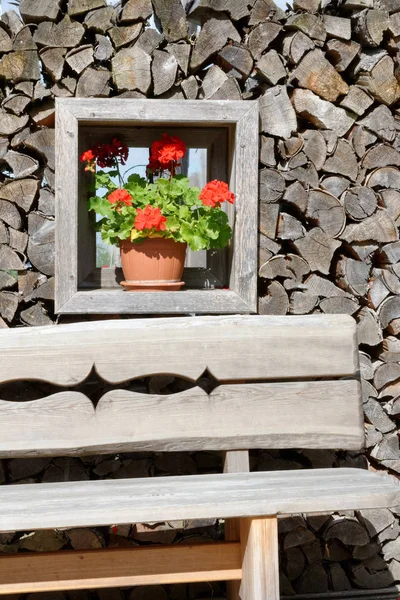 Finestra Con Vaso Fiori Dietro Una Parete Legno — Foto Stock