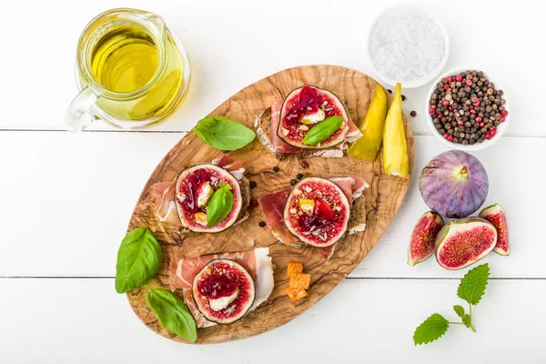 Bruschetta Figs Basil Cranberries Ham — Stock Photo, Image