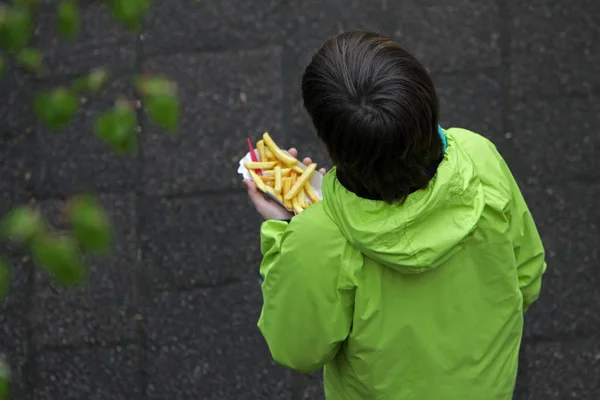 Menino Com Batatas Fritas Dia — Fotografia de Stock