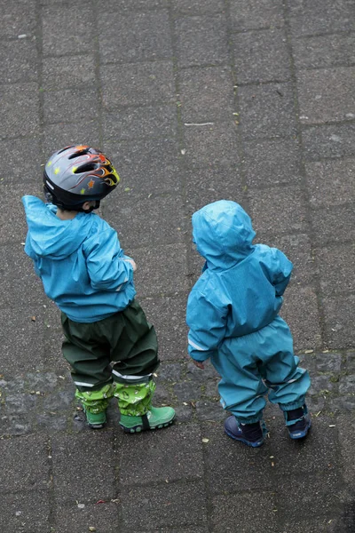 Duas Crianças Capas Chuva — Fotografia de Stock