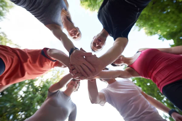 Jogging Människor Grupp Vänner Har Roligt Krama Och Stack Händerna — Stockfoto