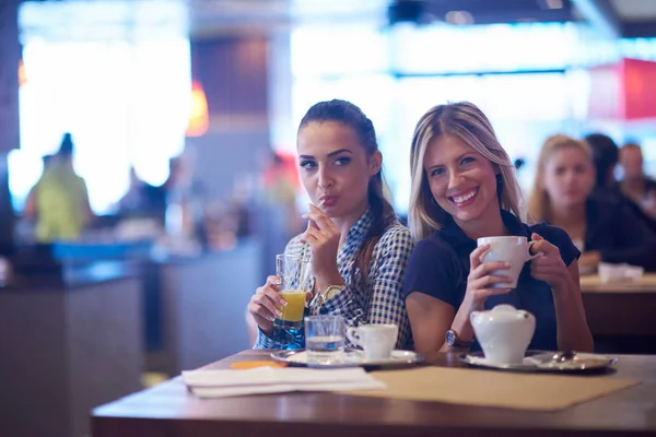 Szczęśliwa Dziewczyna Znajomi Mają Kawę Restauracji Nowoczesne Miasto — Zdjęcie stockowe