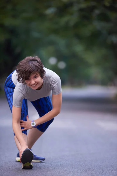 Runner Vrouw Warming Stretching Voordat Ochtend Joggen — Stockfoto