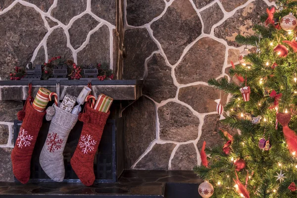 圣诞节的早晨 挂在圣诞树旁壁炉上的长袜 — 图库照片