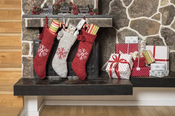 Medias Rellenas Colgando Una Chimenea Mañana Navidad — Foto de Stock