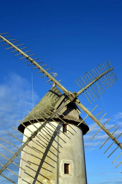 Naturskön Utsikt Över Landskapet Med Väderkvarnsbyggnad — Stockfoto