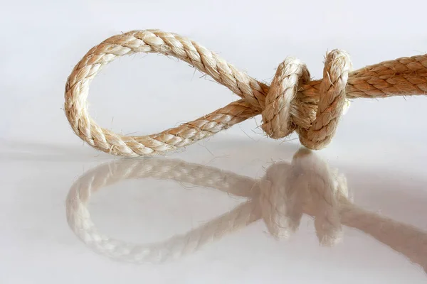 Egy Kötél Csomóval Csomó Kötélen Tükröződéssel Földön — Stock Fotó