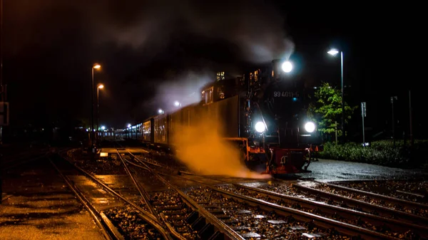 Zug Fährt Der Nacht — Stockfoto