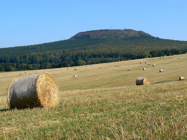 Szénabálák Pályán — Stock Fotó