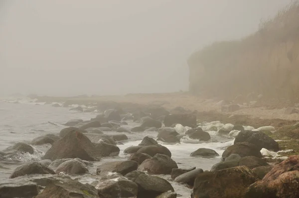 秋天的薄雾中 吕根岛上的平静的海岸 — 图库照片