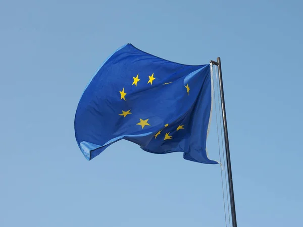 Die Nationalflagge Der Europäischen Union Schwebt Über Dem Blauen Himmel — Stockfoto