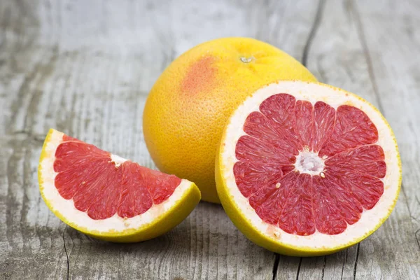 Rote Grapefruit Auf Altem Holzgrund — Stockfoto