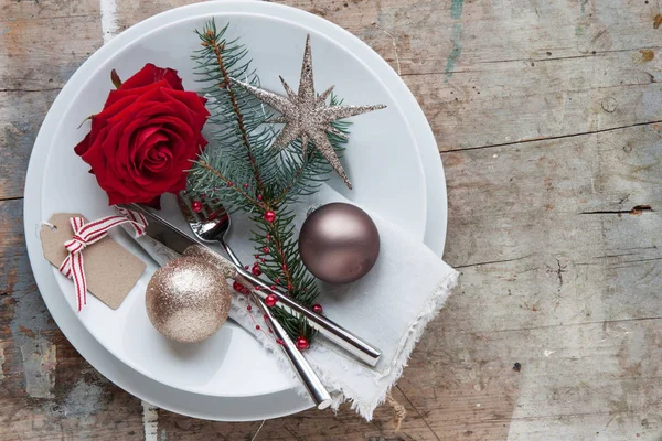浪漫的圣诞装饰用乡村风格的晚餐 — 图库照片