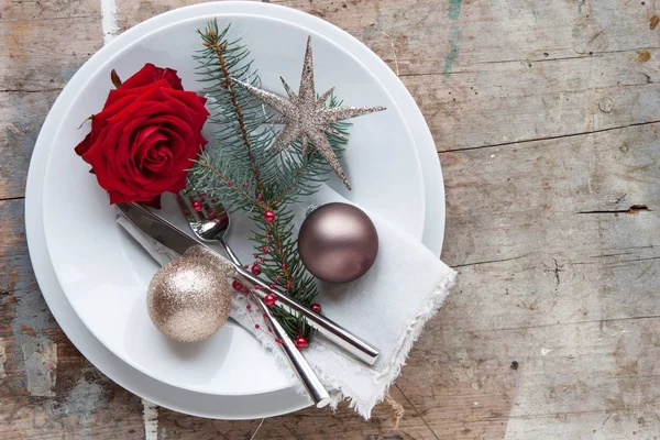 浪漫的圣诞装饰用乡村风格的晚餐 — 图库照片