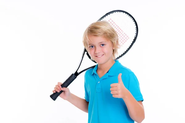 Blond Pojke Med Tennisracket Och Tumme Upp Framför Vit Bakgrund — Stockfoto