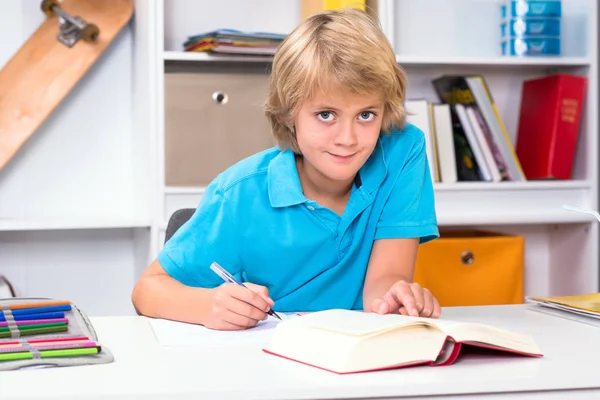 Sarışın Çocuk Odasında Ödev Yapıyor — Stok fotoğraf