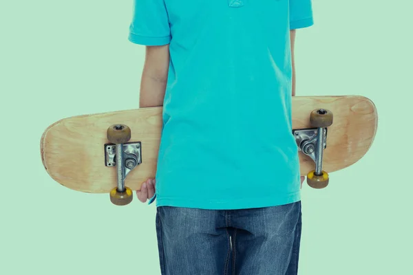 Ragazzo Abito Blu Con Skateboard Davanti Sfondo Bianco — Foto Stock