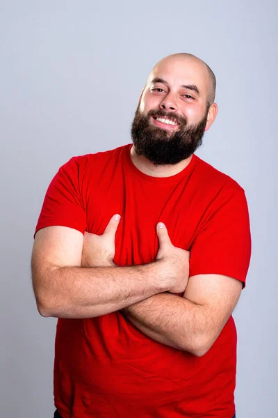 Young Bearded Man Red Shirt Front Gray Background — Stock Photo, Image
