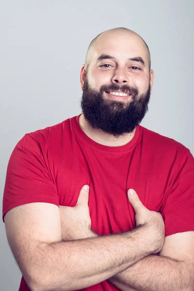 Jovem Barbudo Homem Camisa Vermelha Frente Fundo Cinza — Fotografia de Stock