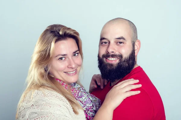 年轻的满脸胡须的男人和他的妻子对着摄像机微笑 — 图库照片