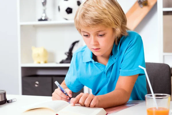 Blond Pojke Gör Läxor Sitt Rum — Stockfoto