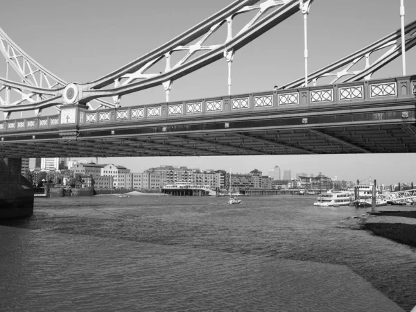 在黑色和白色 英国伦敦泰晤士河上的伦敦塔桥 — 图库照片